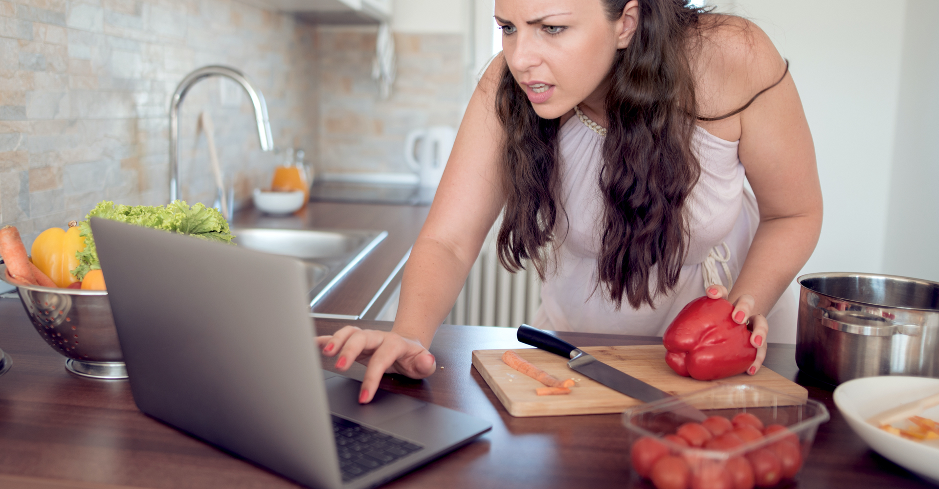 mujer trabajando desde casa, trabajo híbrido, cowork, teletrabajo, efecto reset, salir a la oficina