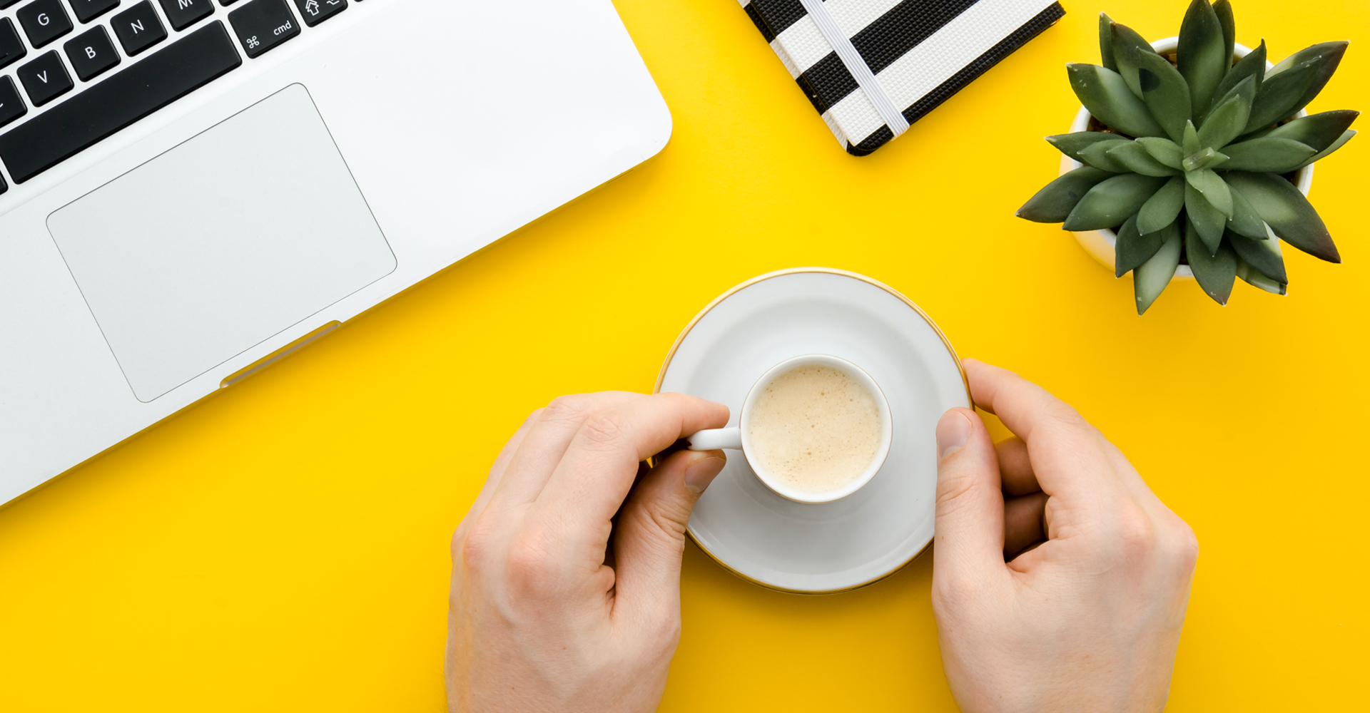 Persona tomando café al lado de su computador un momento de relajo e ideas
